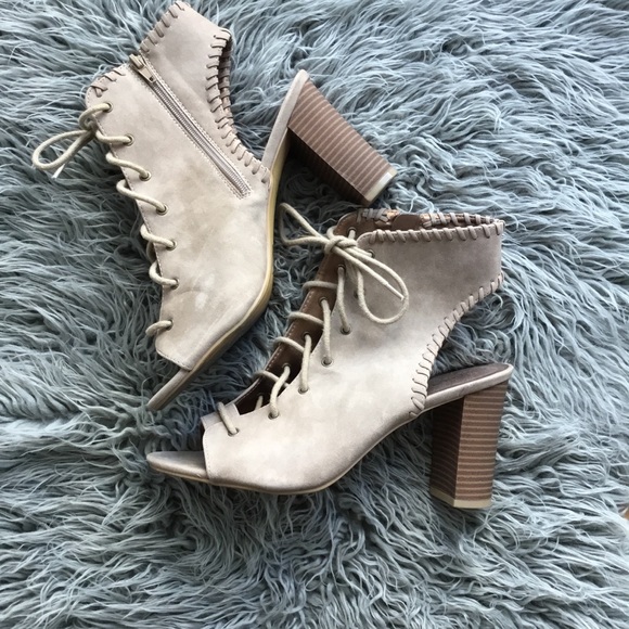 Shoes - SALE💥 String-up, heeled sandals
